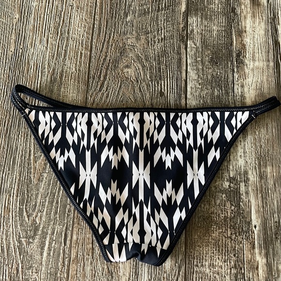 VICTORIA SECRET SEXY BIKINI BOTTOM, MEDIUM - Picture 2 of 7